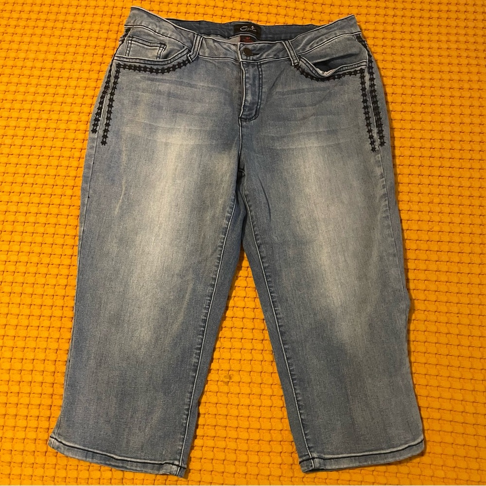 Earl Jeans Blue Denim Capris with Embroidered Detail Sz 16P